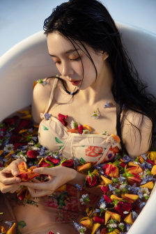 爸爸给儿子看自己的蛋